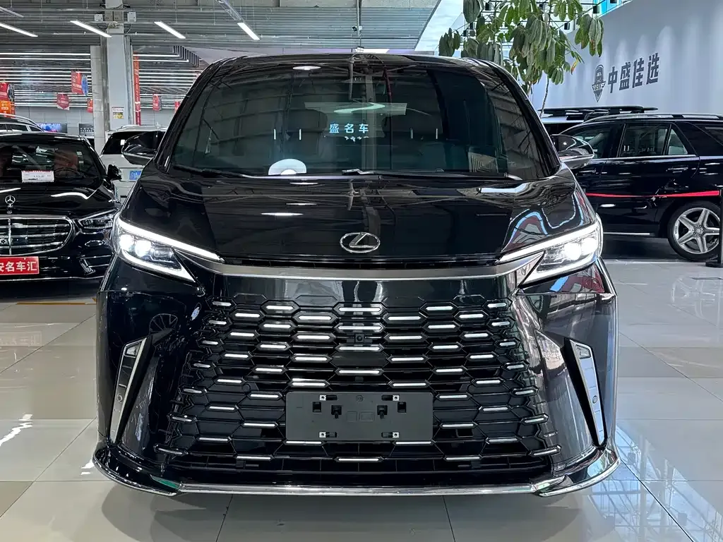 Lexus LM — фото 2