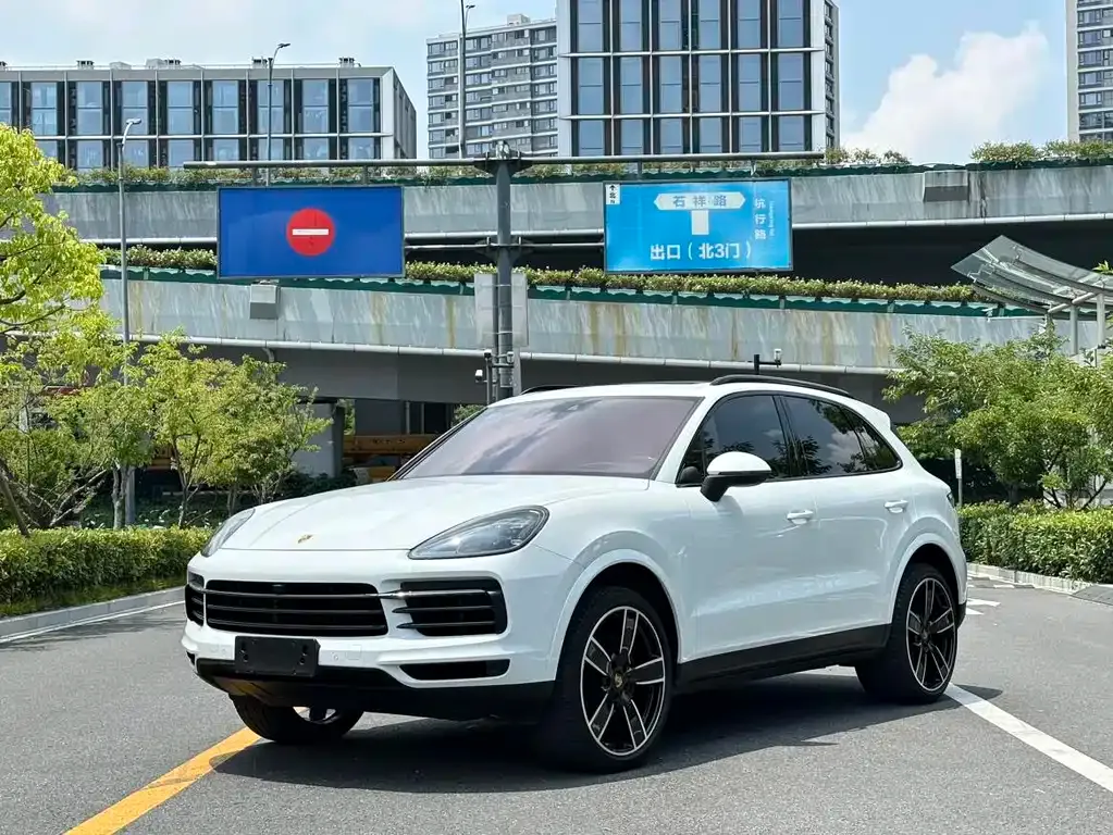 Porsche Cayenne — фото 1