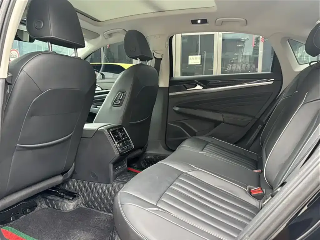 Volkswagen Passat 2023 из CN, фото 10