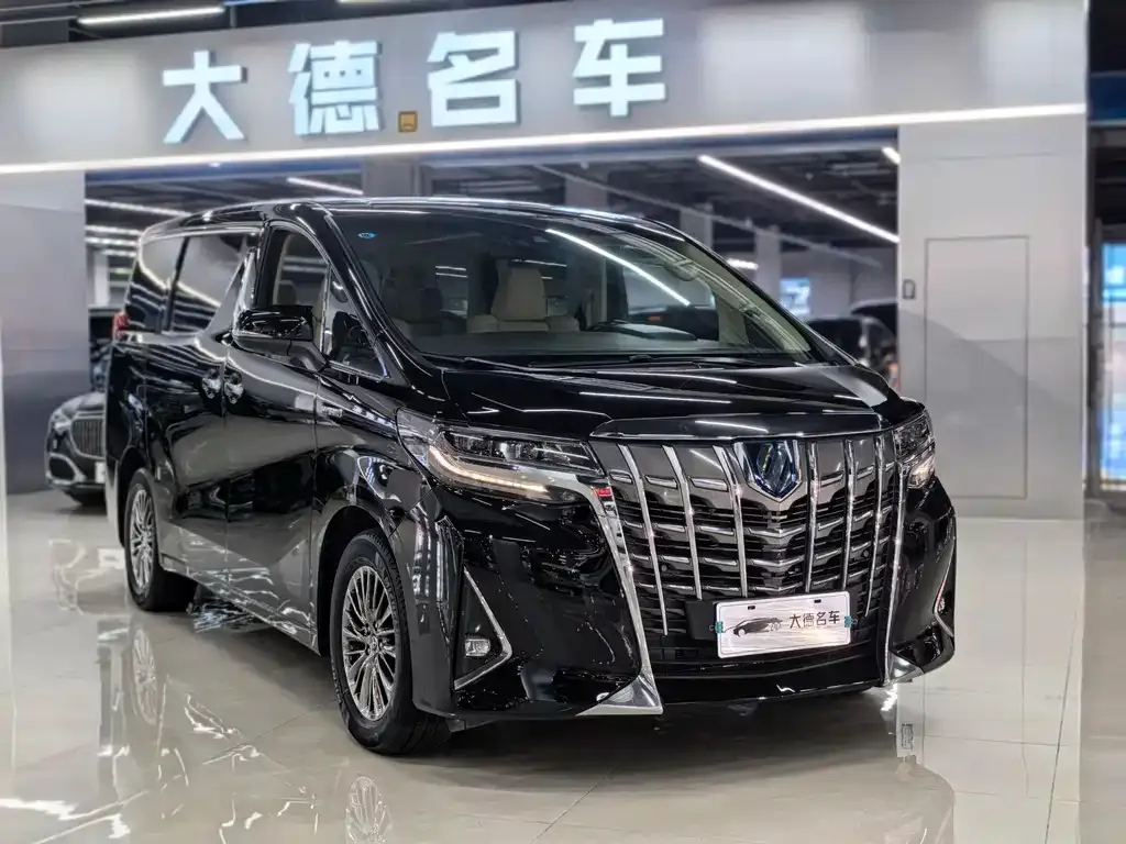 Toyota Alphard — фото 1