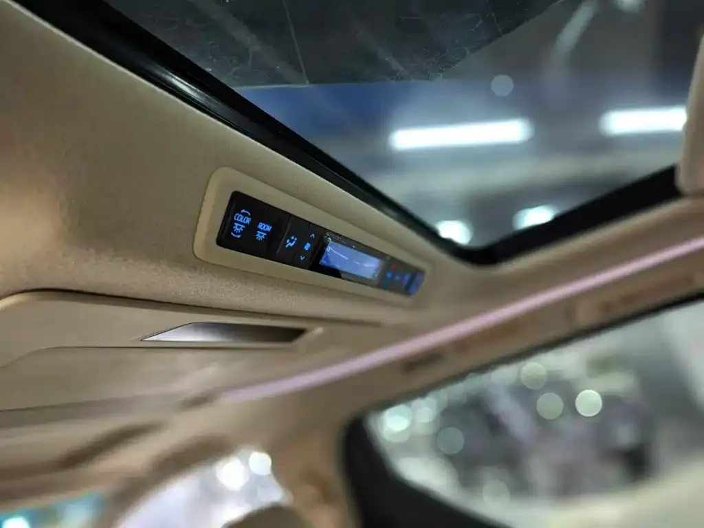 Toyota Alphard — фото 10