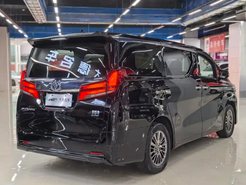 Toyota Alphard — фото 4