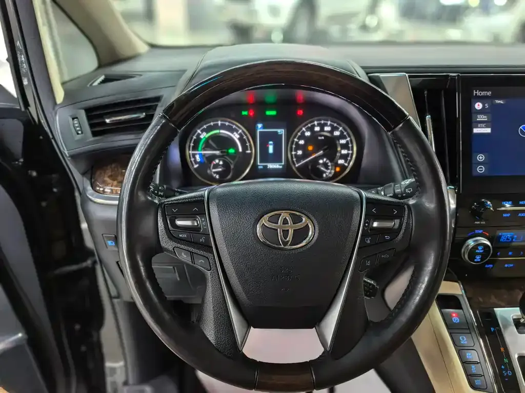 Toyota Alphard — фото 7