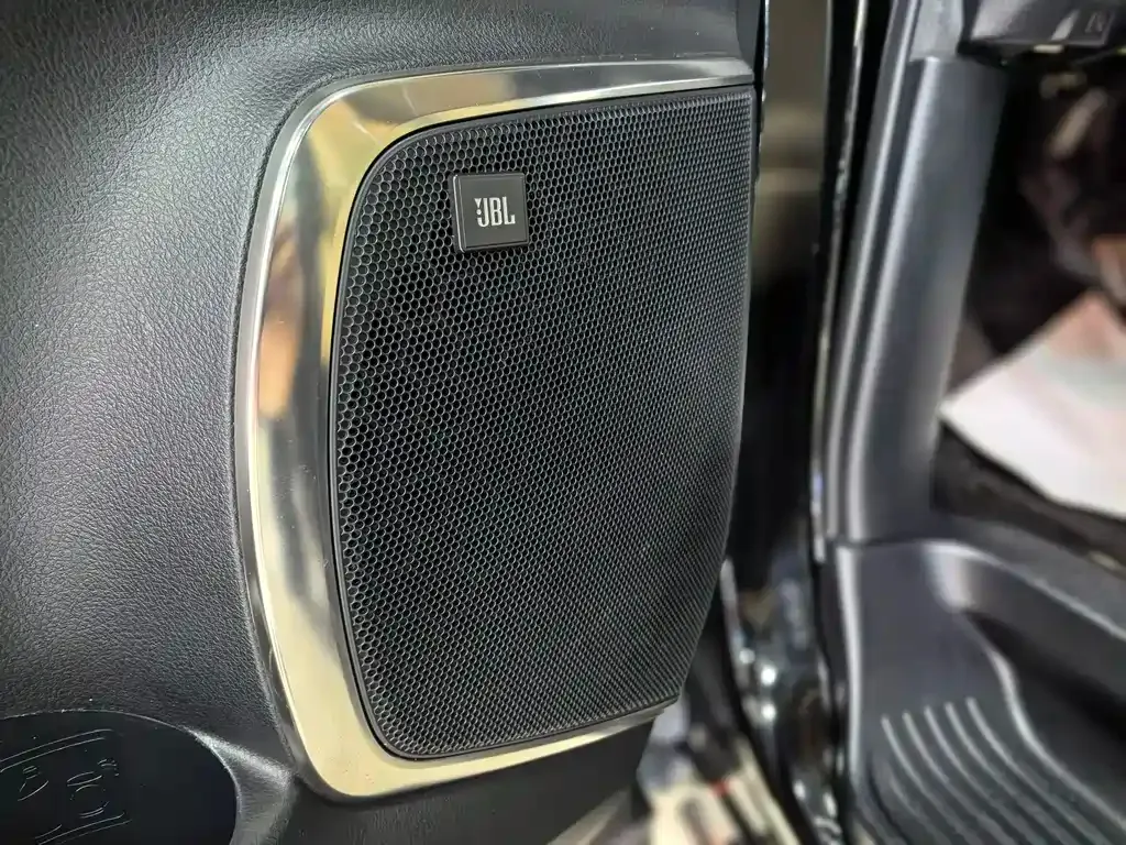 Toyota Alphard — фото 8