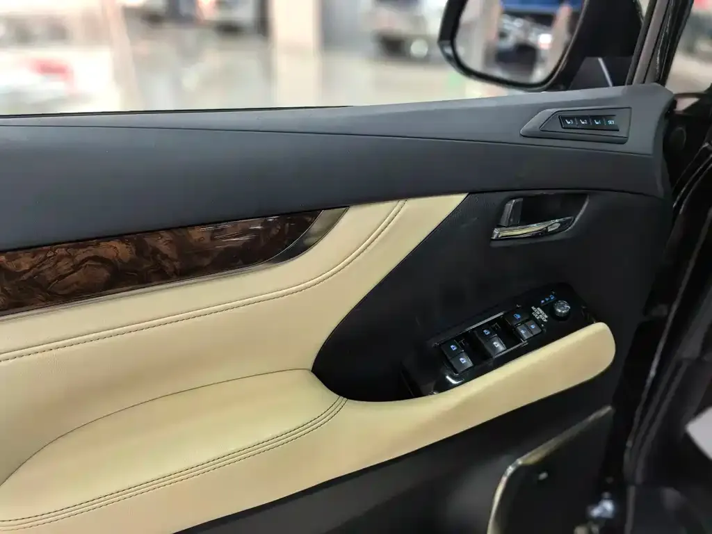 Toyota Alphard — фото 9