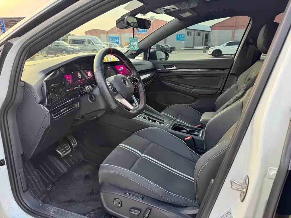 Volkswagen Golf 2023 из CN, фото 6