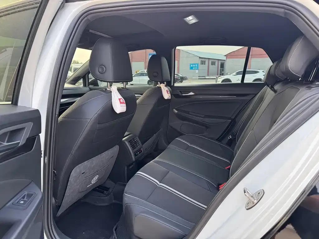 Volkswagen Golf 2023 из CN, фото 7