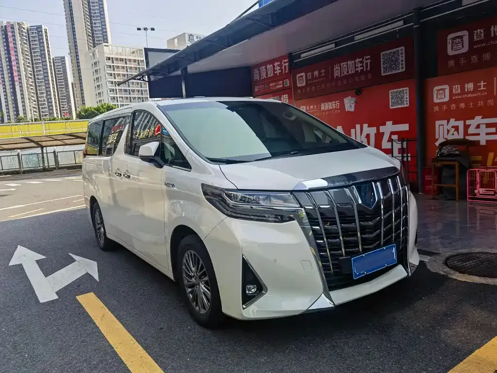 Toyota Alphard — фото 1