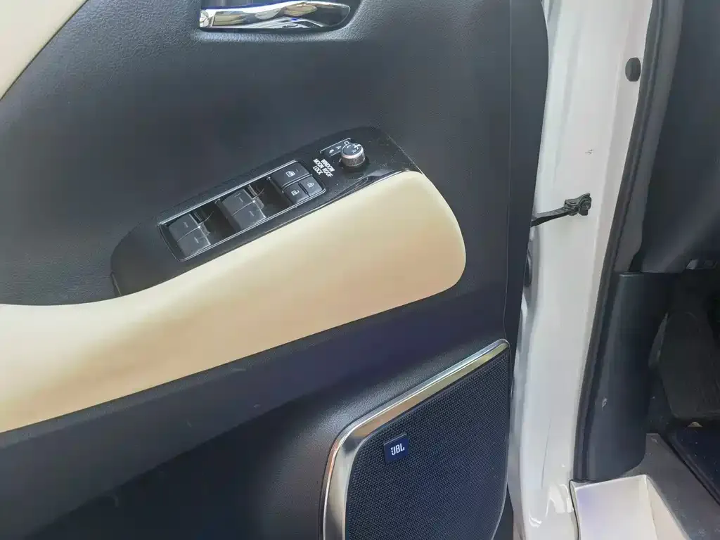 Toyota Alphard — фото 10