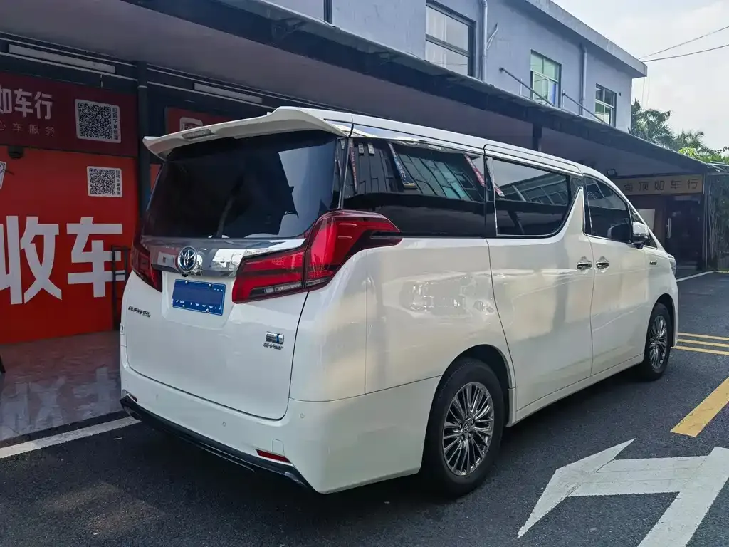 Toyota Alphard — фото 4