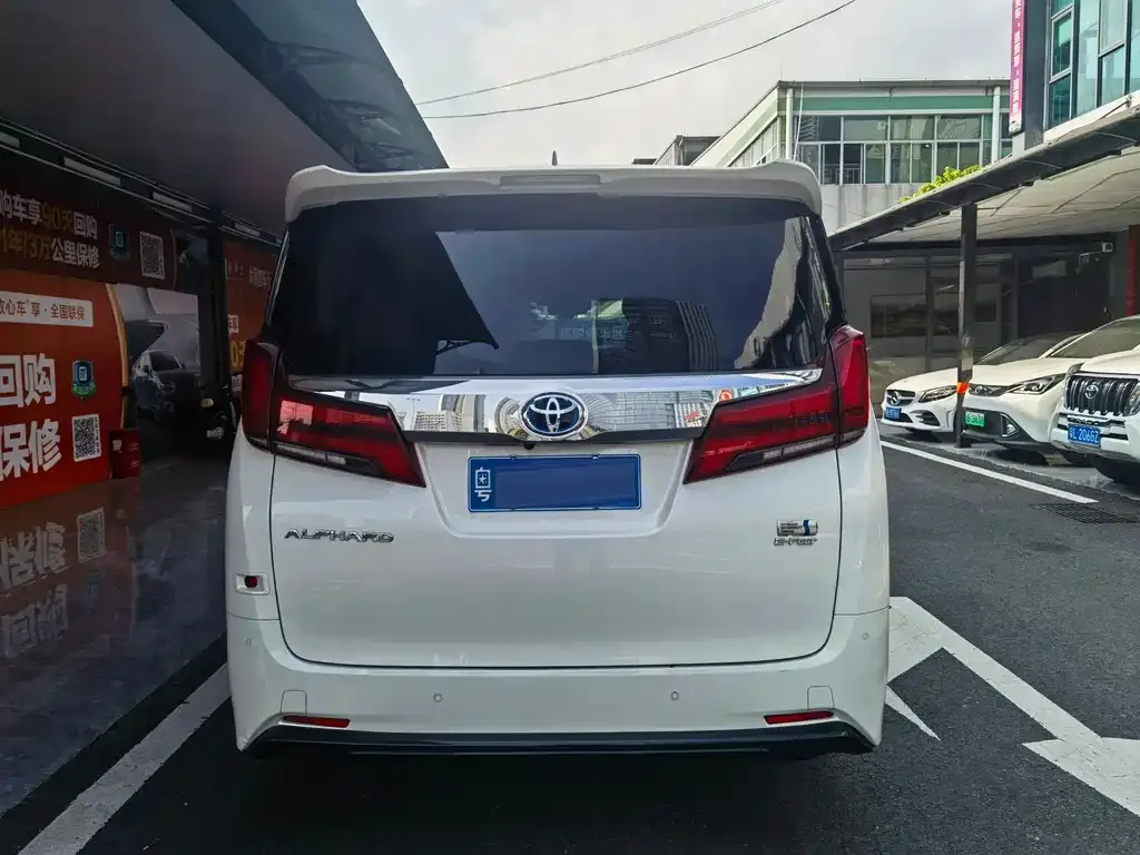 Toyota Alphard — фото 5