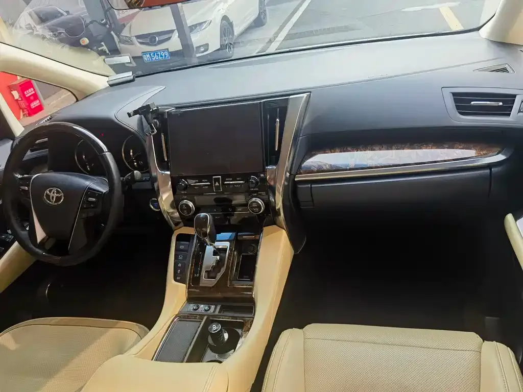 Toyota Alphard — фото 7