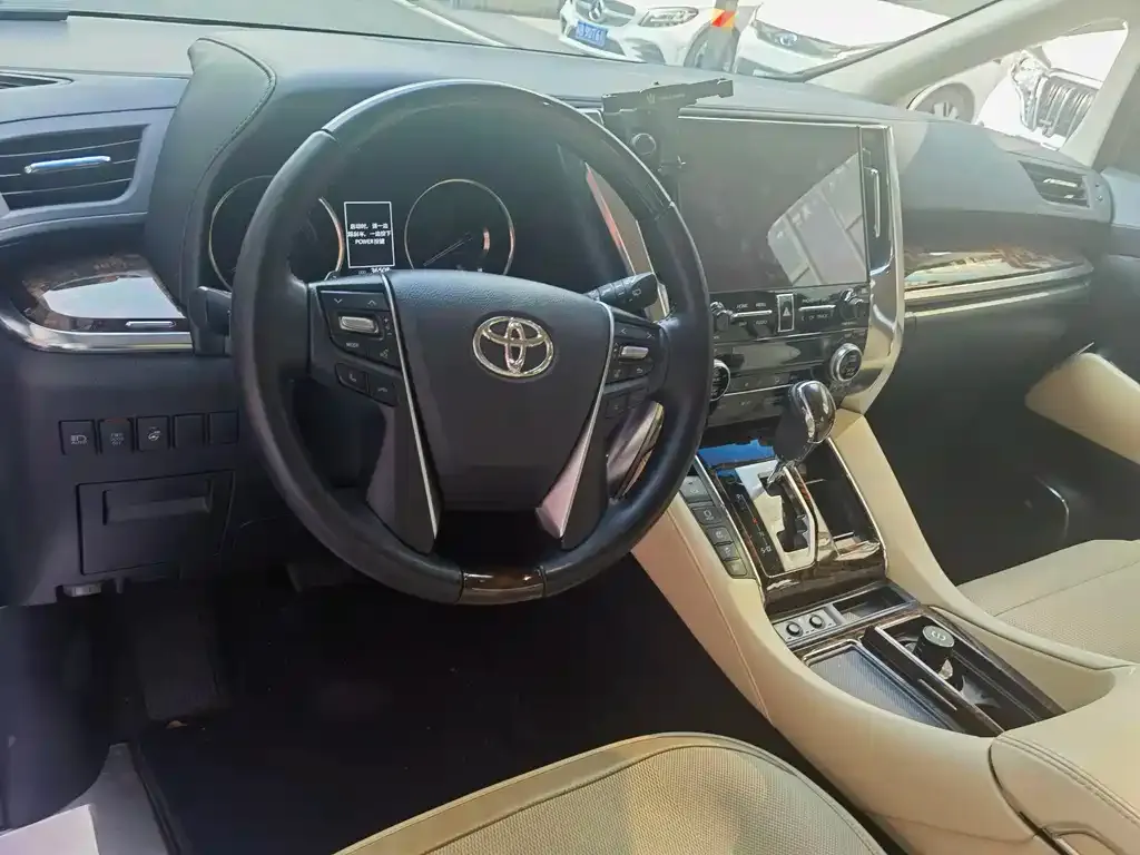 Toyota Alphard — фото 9