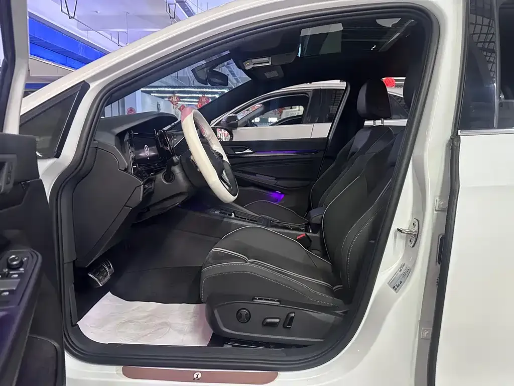 Volkswagen Golf 2023 из CN, фото 6