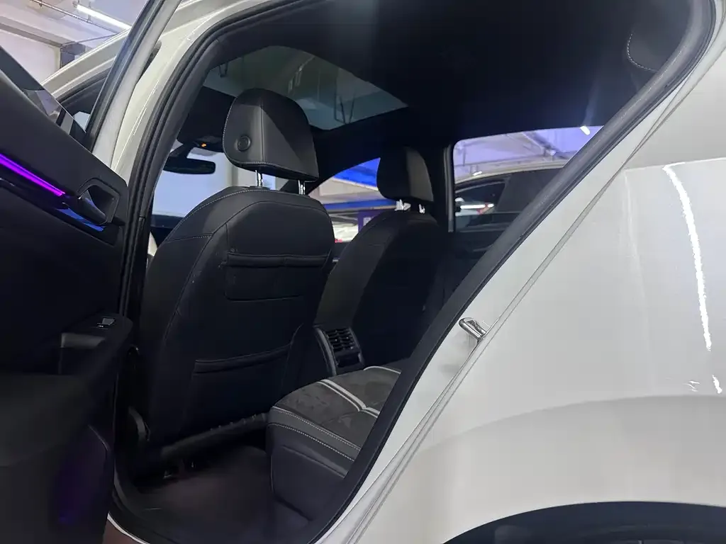 Volkswagen Golf 2023 из CN, фото 7