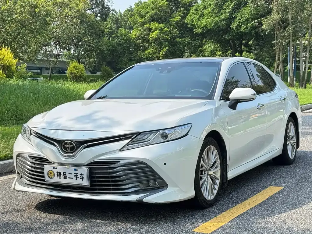 Toyota Camry — фото 1