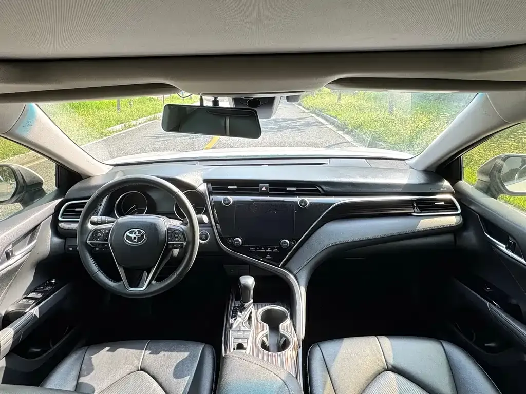 Toyota Camry — фото 10