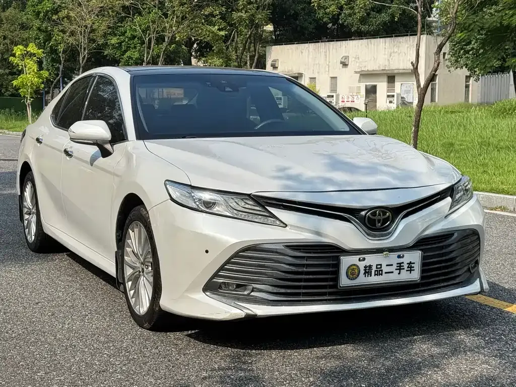 Toyota Camry — фото 2