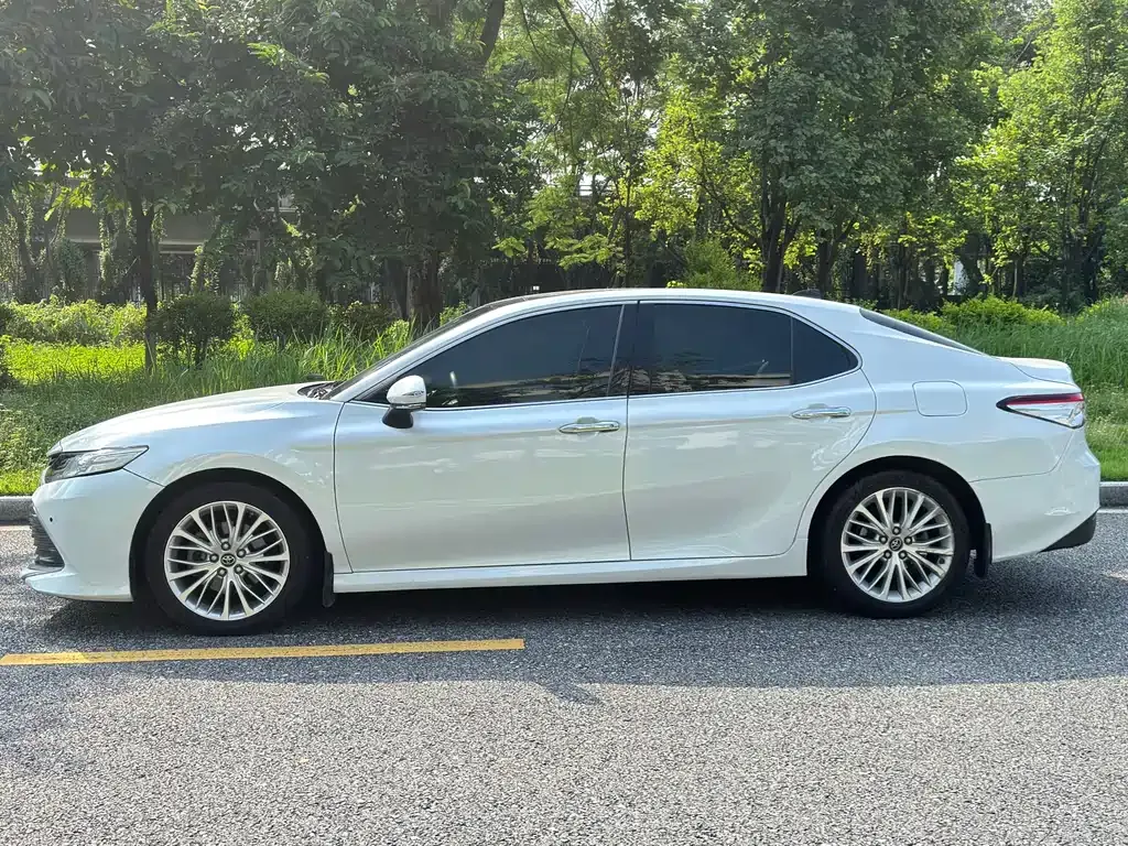 Toyota Camry — фото 3