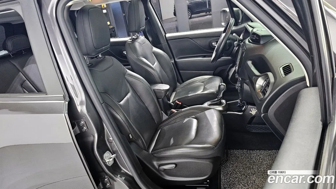 Jeep Renegade — фото 10