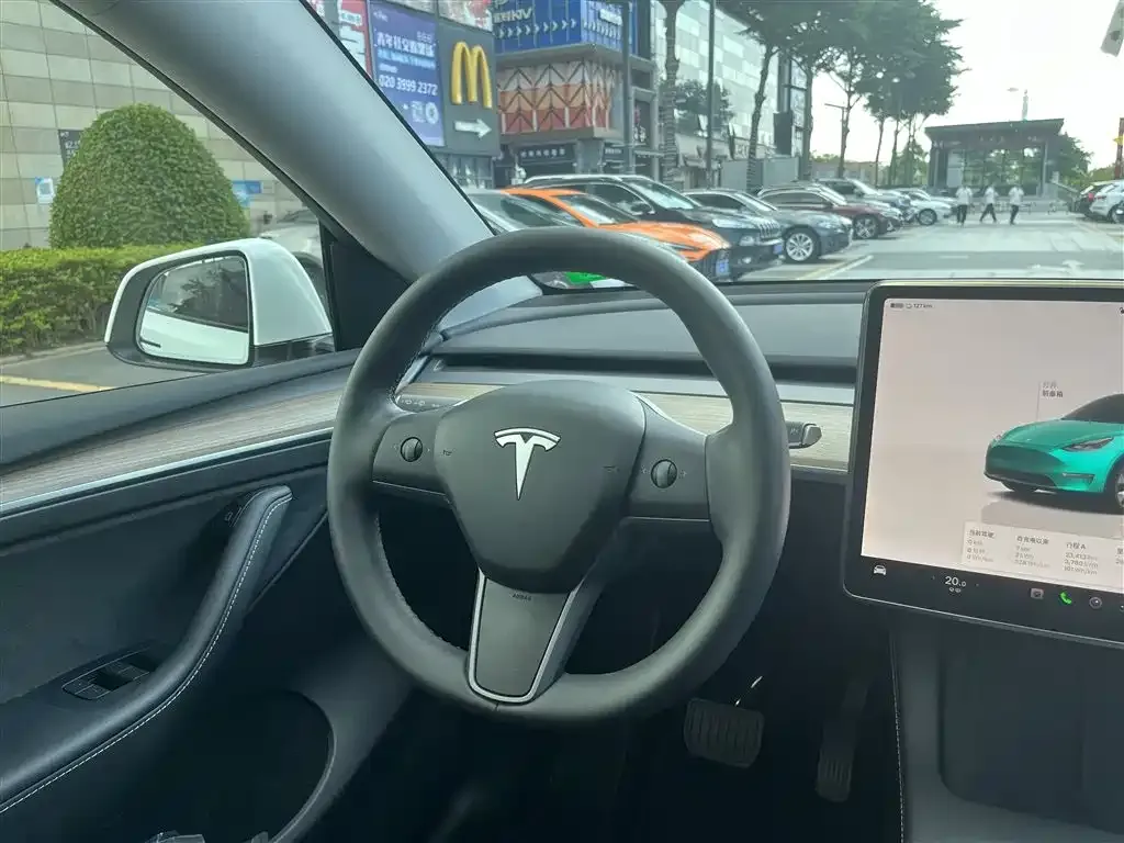 Tesla Model Y — фото 10