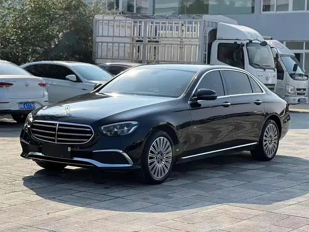 Mercedes-Benz E-Class — фото 1