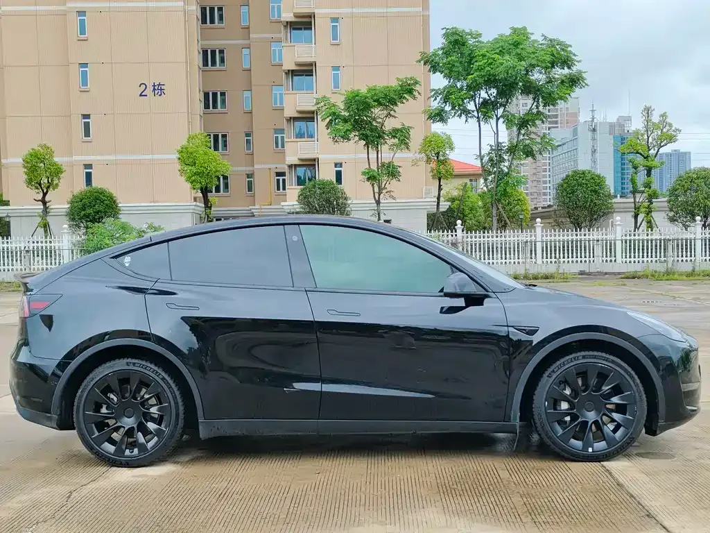 Tesla Model Y — фото 8