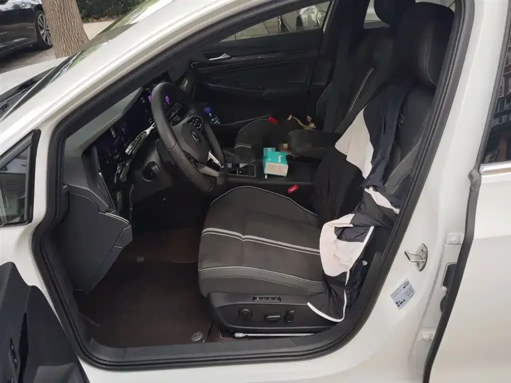 Volkswagen Golf 2023 из CN, фото 8