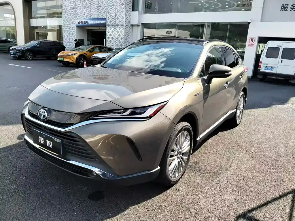 Toyota Harrier — фото 1