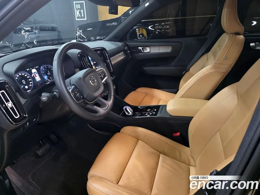 Volvo XC40 — фото 10