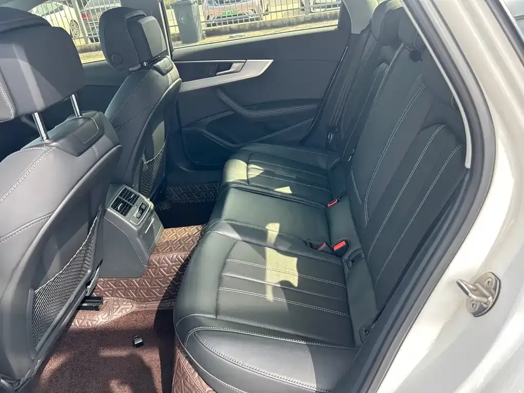 Audi A4L 2023 из CN, фото 3