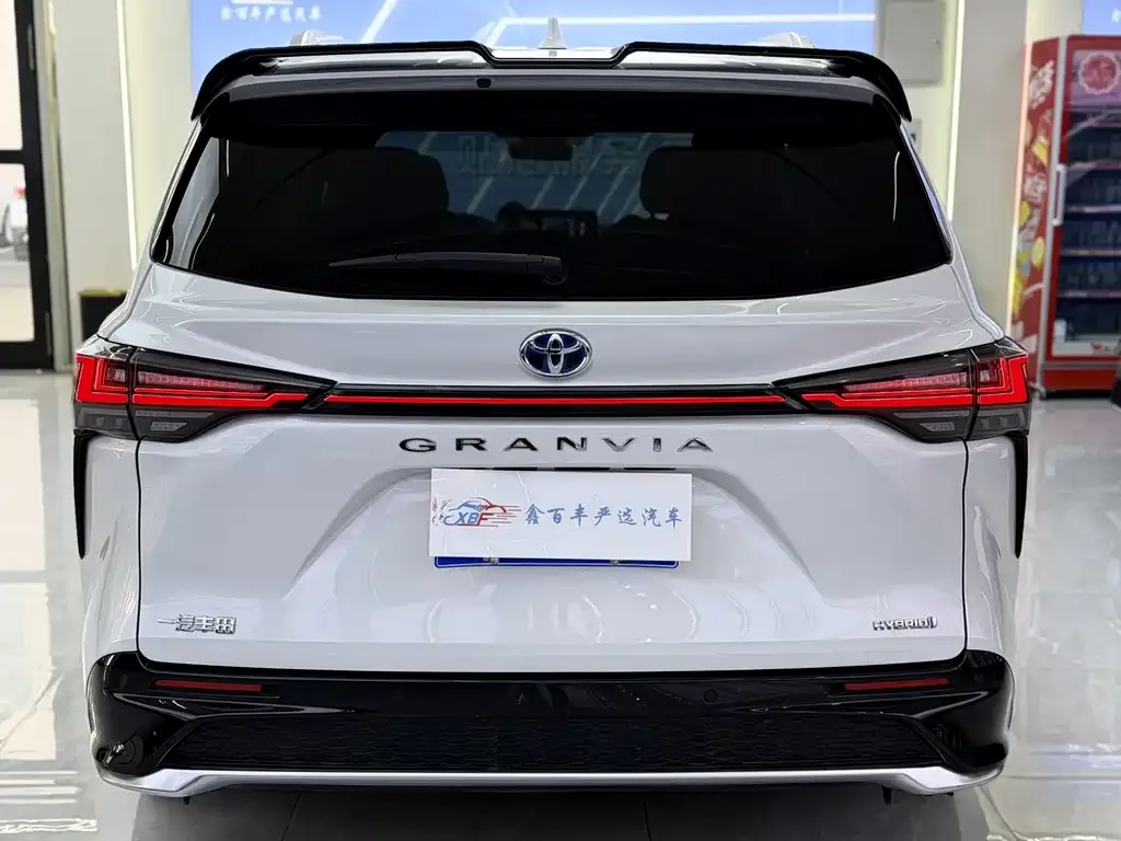 Toyota Granvia 2023 из CN, фото 10