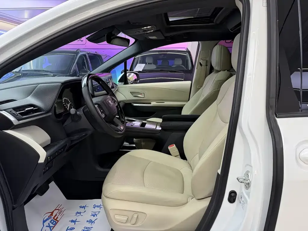 Toyota Granvia 2023 из CN, фото 4