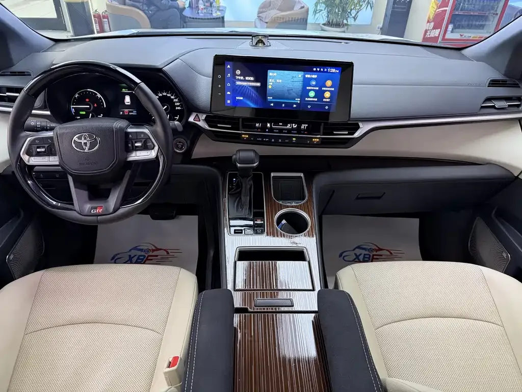 Toyota Granvia 2023 из CN, фото 5