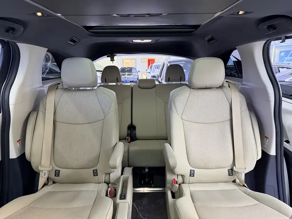 Toyota Granvia 2023 из CN, фото 7