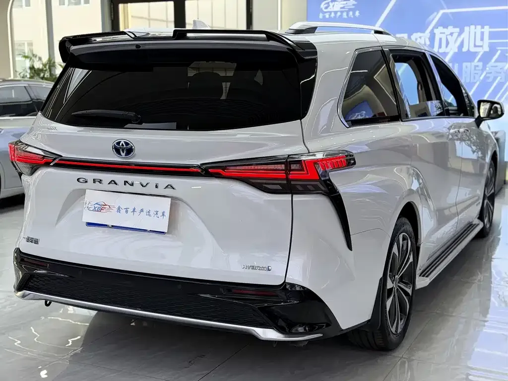 Toyota Granvia 2023 из CN, фото 9