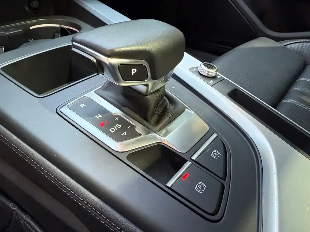 Audi A4L 2022 из CN, фото 10