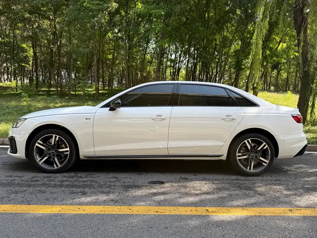 Audi A4L 2022 из CN, фото 5