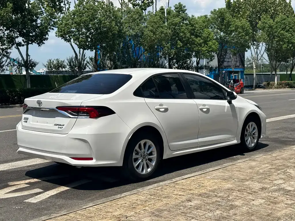 Toyota Corolla — фото 7