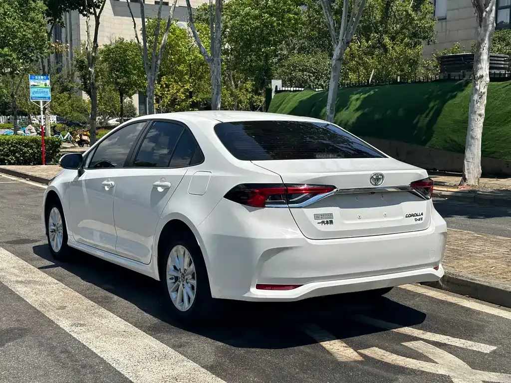 Toyota Corolla — фото 9