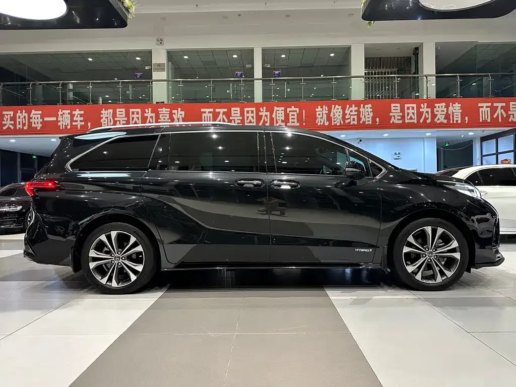 Toyota Granvia 2023 из CN, фото 4