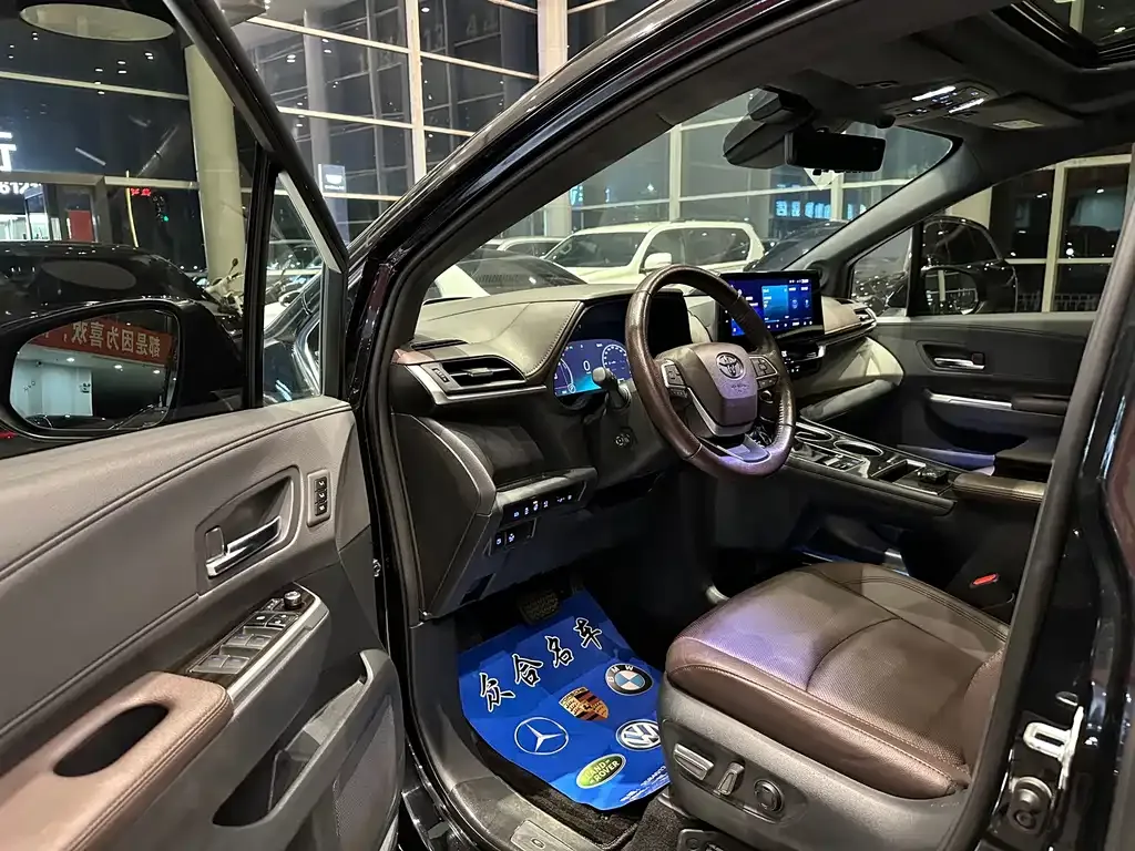 Toyota Granvia 2023 из CN, фото 8