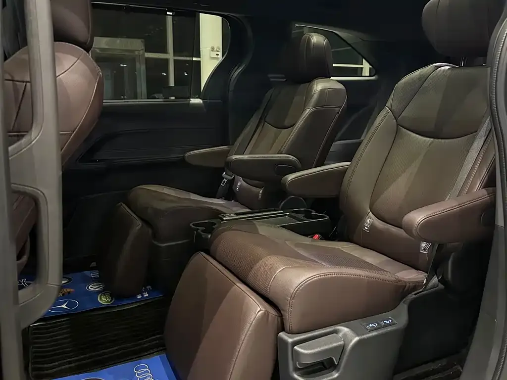 Toyota Granvia 2023 из CN, фото 9