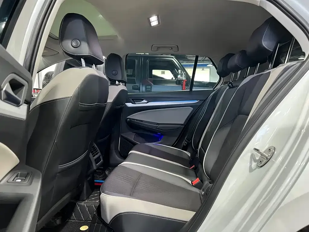 Volkswagen Golf 2023 из CN, фото 7