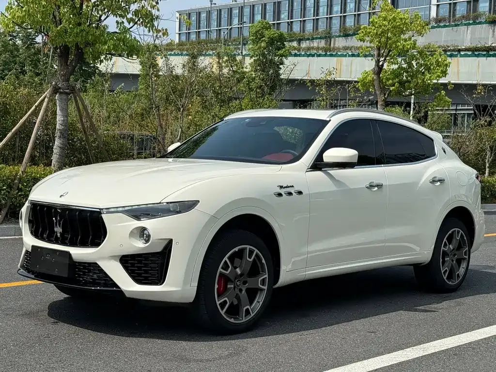 Maserati Levante — фото 1