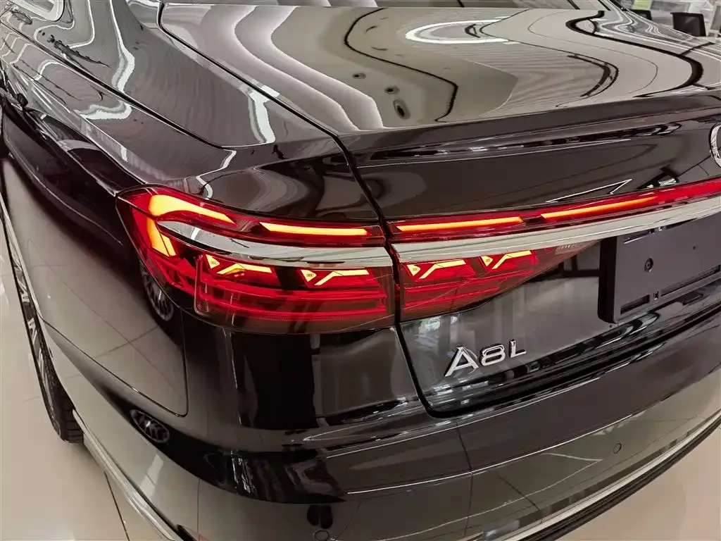 Audi A8 — фото 6