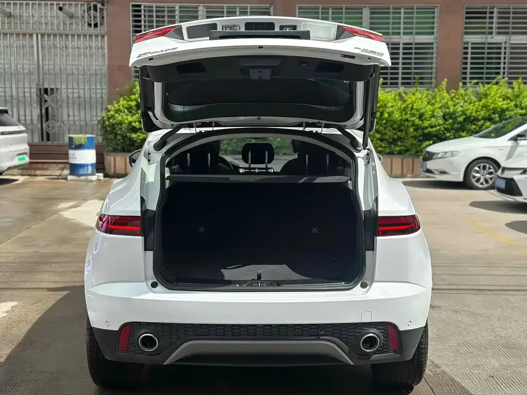 Jaguar E-PACE — фото 10