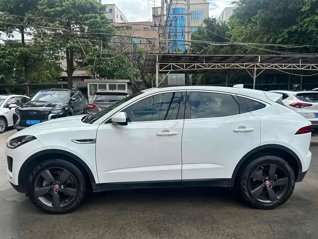 Jaguar E-PACE — фото 6