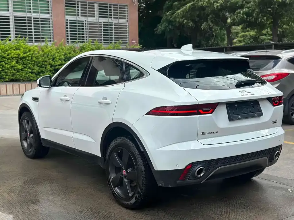 Jaguar E-PACE — фото 7