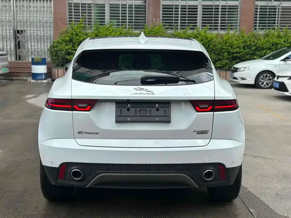 Jaguar E-PACE — фото 8